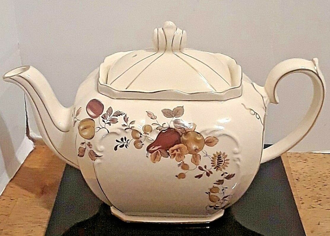 Vintage Sadler Made In England #2855 Cube Teapot With Lid And Gold Trim.